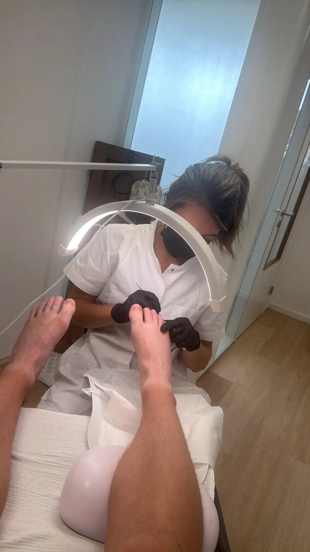 Rozalina aan het werk in de behandelkamer van Pedicure Rose in Middelharnis